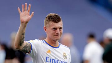 MADRID, SPAIN - APRIL 30: Toni Kroos of Real Madrid Celebrates the championship during the La Liga Santander match between Real Madrid v Espanyol at the Santiago Bernabeu on April 30, 2022 in Madrid Spain (Photo by David S. Bustamante/Soccrates/Getty Images)