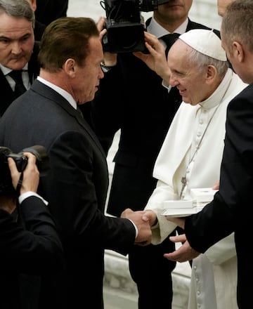 Arnold Schwarzenegger (izq.) salud車 al Papa Francisco al final de su Audiencia General Semanal en el Aula Pablo VI de la Ciudad del Vaticano el 25 de enero de 2017.
