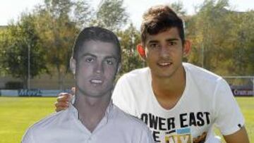 <b>CON SU ÍDOLO. </b>Vadillo posó para AS junto a una silueta de papel de Cristiano Ronaldo.