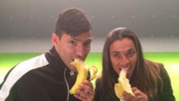 El Kun Agüero y Marta, de la selección femenina de Brasil