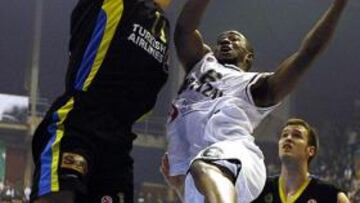 Dimitros Mavroeidis intenta colocar un tapón