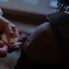 La EMA alerta de un posible vínculo entre la vacuna de AstraZeneca y el síndrome de Guillain-Barré