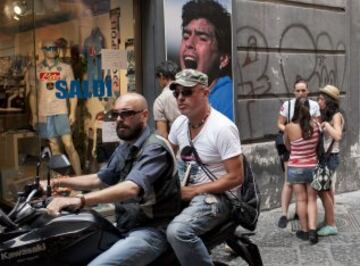 Que Maradona es un mito nadie lo discute. En Nápoles todavía guardan el recuerdo de sus años pasados en el equipo de la ciudad. Para los napolitanos, Maradona nunca se fue de allí.