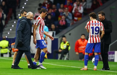 Robin Le Normand recibió un golpe en la rodilla y no pudo continuar. Fue sustituido en el minuto 26 por José María Giménez.