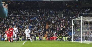 1-0. Lucas Vázquez marcó el primer gol.