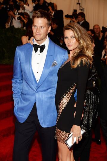 En 2009, Tom Brady contrajo matrimonio con la modelo brasileña. La pareja tuvo dos celebraciones nupciales, una en California y otra en Costa Rica, ambas de forma privada y con no más de 30 invitados. En la actualidad, Brady y Bündchen tiene dos hijos y gozan de ser una de las parejas más exitosas del mundo.