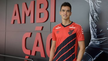 Felipe Aguilar presentado en Atlético Paranaense.