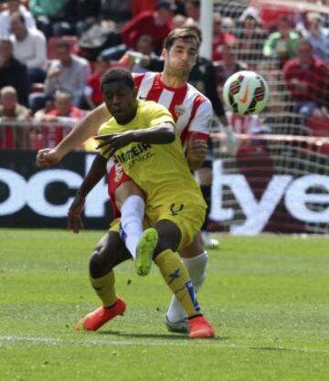 El jugador del Almeria Trujillo, disputa un balón con Campbell Villarreal