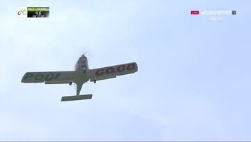 Un avión con mensaje de apoyo a Pogacar