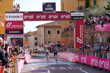 Pelayo S¨¢nchez entra primero en la meta de Rapolano Terme.