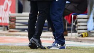 Simeone se abraza al Mono Burgos tras un gol.