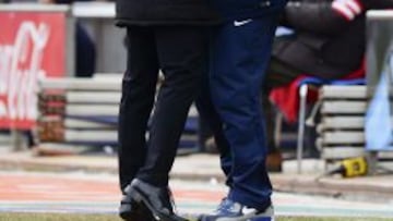 Simeone se abraza al Mono Burgos tras un gol.