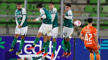 Futbol, Santiago Wanderers vs Cobreloa.
Liguilla de asceso 2025.
El jugador de Cobreloa Aldrix Jara, derecha, realiza un tiro libre contra Santiago Wanderers durante un partido de la liguilla de ascenso a la primera division realizado en el estadio Elias Figueroa de Valparaiso, Chile.
19/11/2025
Andres Pina/Photosport
Football, Santiago Wanderers vs Cobreloa.
2025 Promotion Playoffs.
Cobreloa player Aldrix Jara, right, takes a free kick against Santiago Wanderers during a promotion to first division playoff match at the Elias Figueroa stadium in Valparaiso, Chile.
19/11/2025
Andres Pina/Photosport