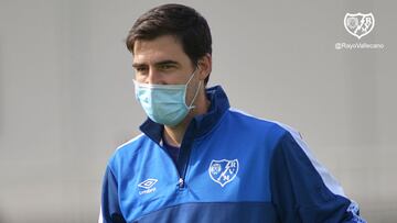 Iraola, sujetando un balón.