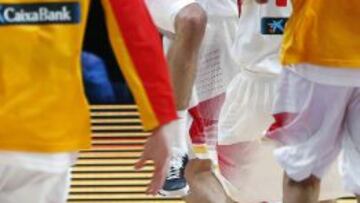 GRA476. LILLE (FRANCIA). 17/09/2015.- Los jugadores de España celebran la victoria ante Francia tras el partido de semifinales del Europeo de baloncesto que disputaron esta noche en el pabellón Pierre Mauroy, en Lille. EFE/Juan Carlos Hidalgo