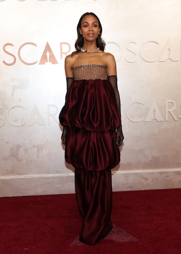 Zoe Saldana posa en la alfombra roja del Dolby Theatre.