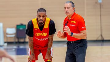 El seleccionador Sergio Scariolo da instrucciones a Lorenzo Brown durante un entrenamiento de la Selección en la Ciudad Deportiva del Madrid.