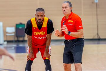 El seleccionador Sergio Scariolo da instrucciones a Lorenzo Brown durante un entrenamiento de la Selección en la Ciudad Deportiva del Madrid.