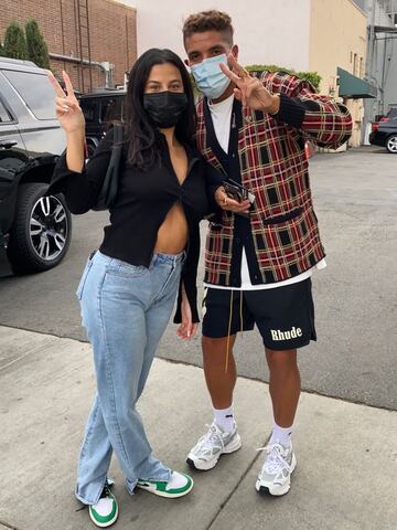 Jonathan dos Santos en una cita para almorzar con Victoria Villarroel, la mejor amiga de Kylie Jenner, en Il Pastaio en Beverly Hills. Noviembre, 2020.