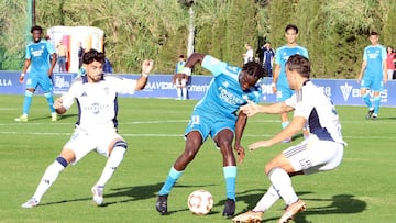 Souleymane con el balón ante soto y Fornés.