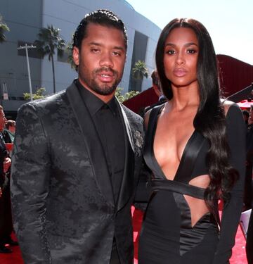 La historia entre Ciara y Russell comenzó en el 2015. A tan sólo unos meses de conocerse, éste ya había sido presentado con toda la familia de la cantante y, para el 2017, recibieron a su primera hija juntos, la pequeña Sienna.
