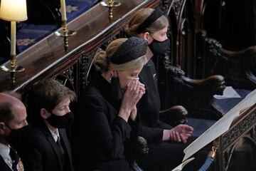 El Conde de Wessex, James Viscount Severn, la Condesa de Wessex y Lady Louise Windsor durante el funeral. 