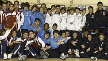 <b>ILUSIONADOS. </b>Los jugadores del Sevilla, Inter de Milán, Real Madrid y Atlético de Madrid se mostraron nerviosos e ilusionados antes de partir rumbo a Lanzarote donde mañana arrancará la duodécima edición del torneo internacional alevín.