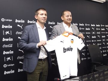 Presentación de Celades en Mestalla como nuevo entrenador.