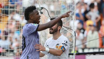 Vinicius recriminó a la grada de Mestalla insultos racistas y amenazó con marcharse del terreno de juego. Más tarde hubo una gran tangana entre los jugadores del Valencia y el Real Madrid en la que Vinicius acabó expulsado.