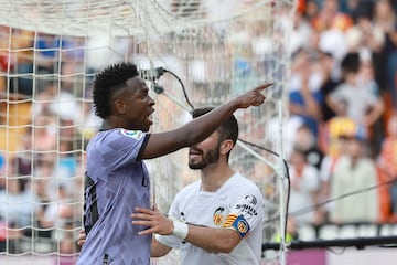 Vinicius recriminó a la grada de Mestalla insultos racistas y amenazó con marcharse del terreno de juego. Más tarde hubo una gran tangana entre los jugadores del Valencia y el Real Madrid en la que Vinicius acabó expulsado.