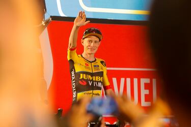 Jonas Vingegaard , del equipo Jumbo Visma, saluda a a los aficionados.