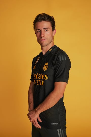 Negra con detalles amarillos, as赤 es la tercera equipaci車n del Real Madrid