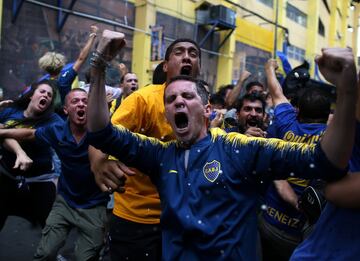 Aficionados de Boca celebrando el gol de Benedetto.