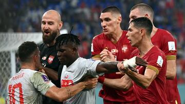 Doha (Qatar), 02/12/2022.- Granit Xhaka (L) and Breel Embolo (3L) of Switzerland, goalkeeper Vanja Milinkovic-Savic of Serbia (2L) and other players scuffle during the FIFA World Cup 2022 group G soccer match between Serbia and Switzerland at Stadium 947 in Doha, Qatar, 02 December 2022. (Mundial de Fútbol, Suiza, Catar) EFE/EPA/Georgi Licovski
