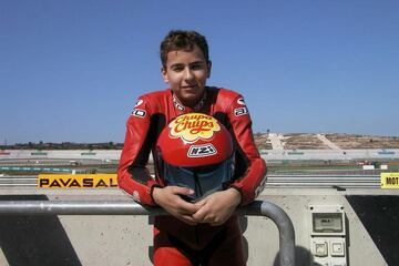 El 4 de mayo de 2002, d赤a que cumpli車 15 a?os, Lorenzo debuta en el Gran Premio de Jerez. Se convirti車 en el piloto m芍s joven en participar en un Gran Premio del Mundial de Motociclismo