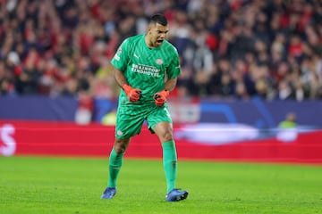 Club: PSV Eindhoven | Valor de mercado: 10 millones de euros.
Portero argentino que ha sido fundamental en la conquista del t¨ªtulo de la Eredivisie con el PSV. Ha mantenido su arco invicto en 18 partidos esta temporada. Ben¨ªtez acaba contrato y llegar¨ªa a coste cero.