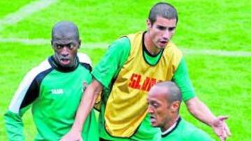 <b>INTENSIDAD. </b>Morris y Diop pugnan con Geijo por la posesión del balón.