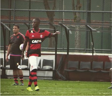 By the end of 2016, Vinicius had worked his way into the Under 20s setup at CR Flamengo, and in September 2016, uploaded his first photo to Instagram with the message, "Nobody has lived my life. Nobody has cried my tears. So don't judge, I will remain in 