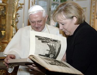 Benedicto XVI con Angela Merkel,  física y política alemana1 que desempeñó las funciones de canciller de su país desde 2005 a 2021.