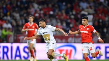 (L-R), Eduardo Salvio of Pumas and Claudio Baeza of Toluca during the game Toluca vs Pumas UNAM, corresponding Round 14 the Torneo Apertura 2022 of the Liga BBVA MX at Nemesio Diez Stadium, on September 10, 2022.
<br><br>
(I-D), Eduardo Salvio de Pumas y Claudio Baeza de Toluca durante el partido Toluca vs Pumas UNAM, correspondiente a la Jornada 14 del Torneo Apertura 2022 de la Liga BBVA MX en el Estadio Nemesio Diez, el 10 de Septiembre de 2022.