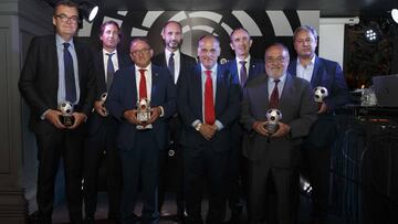 Javier Tebas y Alfredo Relaño, junto al resto de los premiados en el acto de ayer.