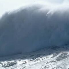 Un dron inmortaliza una bomba de Axi Muniain en la ola más grande del mundo