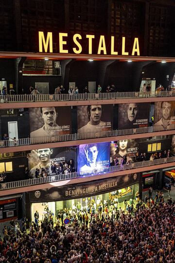 Descubrimiento de la lona de David Villa en la fachada del estadio de Mestalla.