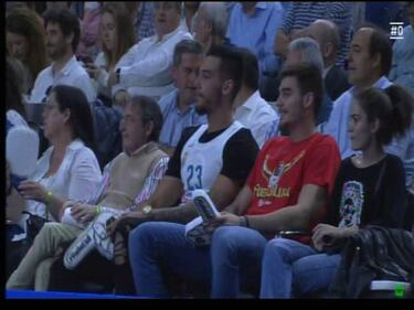 Willy Hernngomez, con la camiseta de Llull en la grada