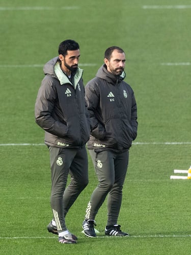 Kevin Cardeiro junto a Álvaro Arbeloa durante el entrenamiento del Real Madrid.