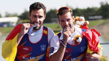 Racice (Czech Republic), 24/09/2022.- Silver medalists Jaime Canalejo Pazos (L) and Javier Garcia Ordonez of Spain pose with their medals during the medal ceremony for the Men's Pair Final during the Rowing World Championships in Racice, Czech Republic, 24 September 2022. (República Checa, España) EFE/EPA/MARTIN DIVISEK
