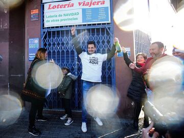 Laura Puentes, propietaria de la administración de lotería situada en la Rambla Guipúzcoa de Barcelona celebra con su marido y su hija las cinco series vendidas del número 26.590, agraciado con el Gordo de Navidad, dotado con cuatro millones de euros por serie (400.000 euros por décimo)