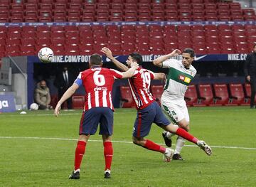 ¡PENALTI FAVORABLE AL ATLETI!. Marcona levanta mucho la pierna al intentar despejar y golpea ligeramente el brazo de Costa. Es muy riguroso pero el contacto existe.