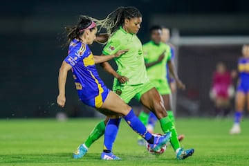  Cristina Ferral (L) of Tigres fights for the ball with Dayana Martin (R) of Juarez during the 16th round match between FC Juarez and Tigres UANL as part of the Liga BBVA MX Femenil, Torneo Apertura 2024 at Olimpico Benito Juarez Stadium on October 20, 2024 in Ciudad Juarez, Chihuahua, Mexico.