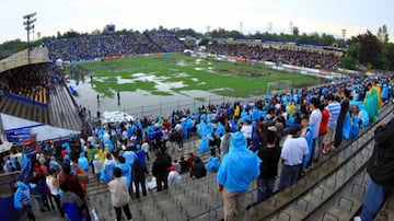 La cancha del Celaya terminó afectado tras una fuerte lluvia en un partido entre Pumas y los Toros en Copa MX. La afición bajó a la cancha y ayudó a sacar el agua con cubetas.